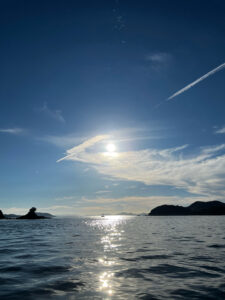 西の海に沈み始めた太陽